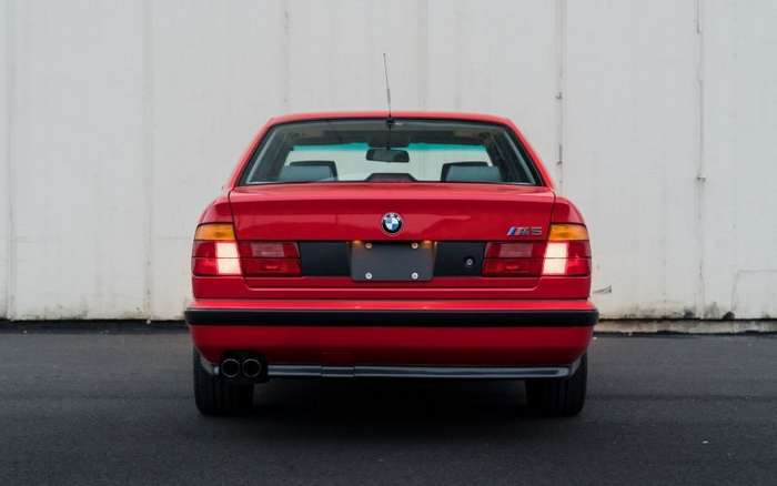 Ухоженный и недешевый BMW M5 1991 года красного цвета   авто