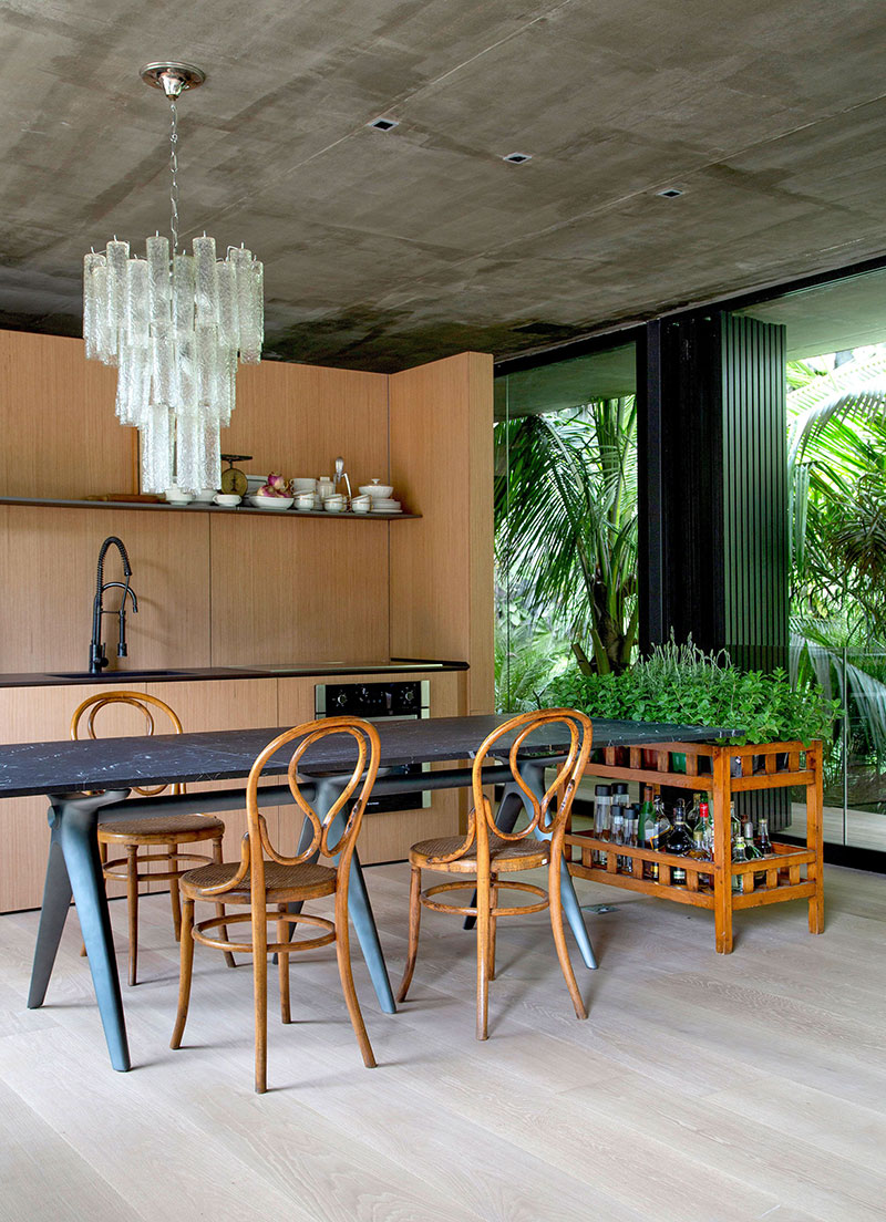 Джунгли зовут: дом Рио-де-Жанейро, окруженный растительностью большие окна