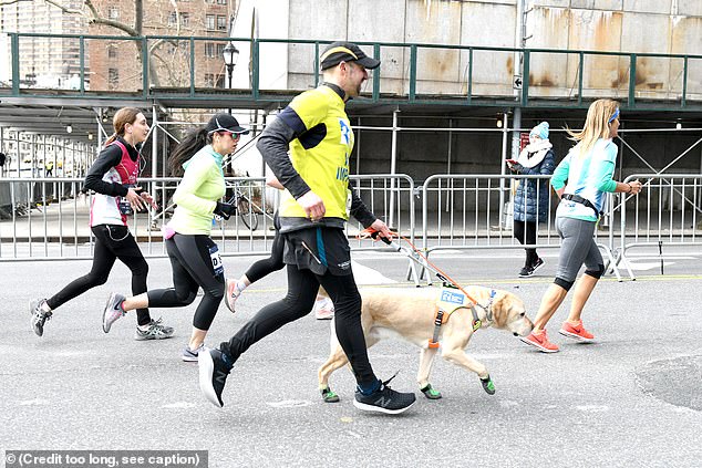 Слепой бегун впервые в истории завершил полумарафон при помощи собак-поводырей! 