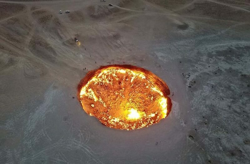 Дрон снял удивительное видео кратера по прозвищу «Дверь в преисподнюю», горящего более 40 лет природа
