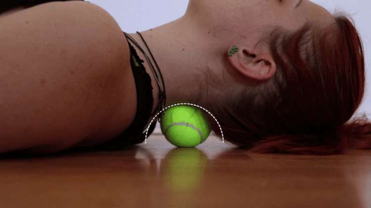 Болит шея, затекает спина, ноют колени? Поможет теннисный мяч и всего 7 простых упражнений! здоровье