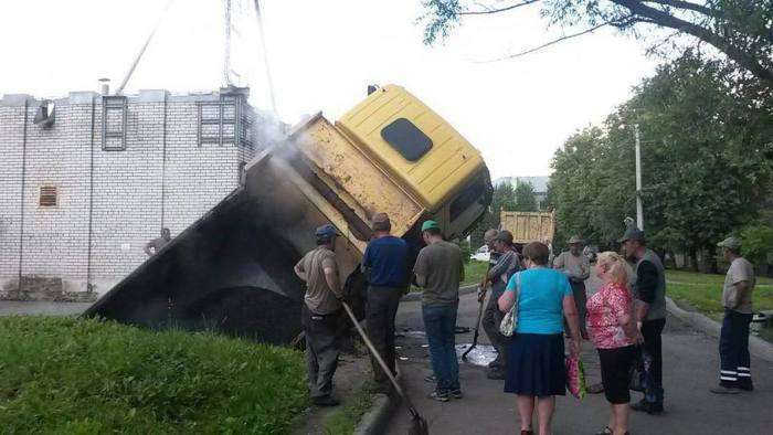 У Санкт-Петербурзі вантажівка з асфальтом провалився у величезну яму на дорозі (3 фото)