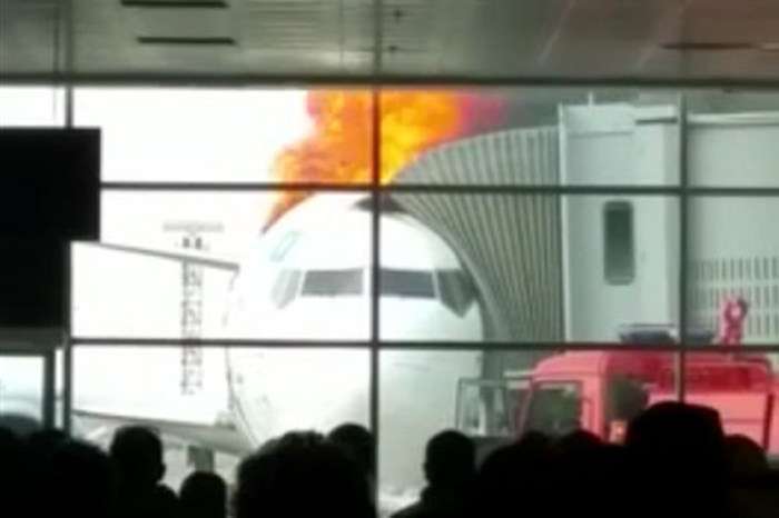 В аеропорту Актау загорівся Boeing 737 (3 фото + 2 відео)
