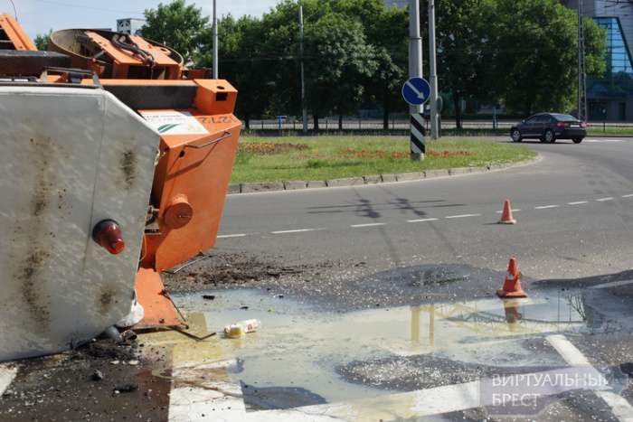 У Бресті під час руху перекинувся каток (13 фото)