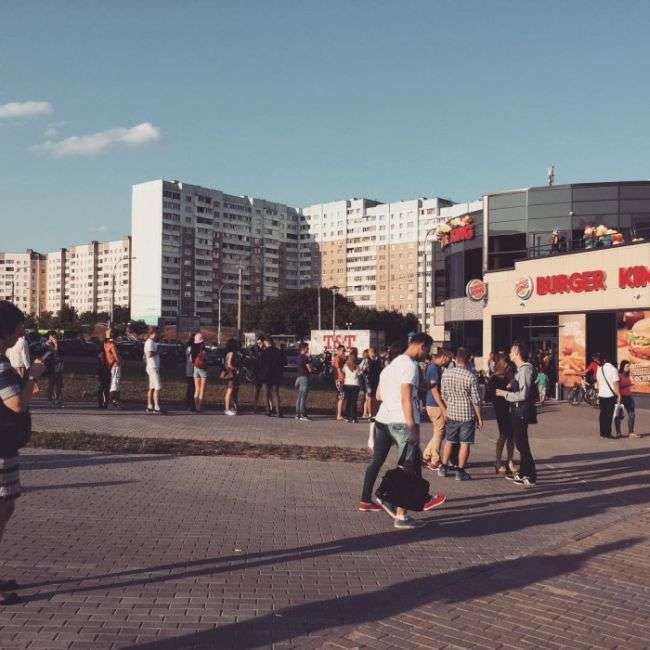 Відкриття першого в Білорусії ресторану Burger King вилилося в масову наповнення тари безкоштовними напоями (6 фото)
