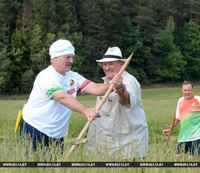 Жерар Депардьє і Олександр Лукашенко разом накосили сіна (6 фото)