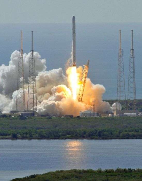 Ракета Falcon 9 вибухнула через 2 хвилини після старту (9 фото + відео)