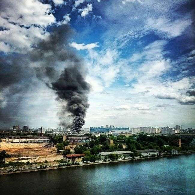 У Москві на колишньому заводі ЗІЛ сталася велика пожежа (13 фото)