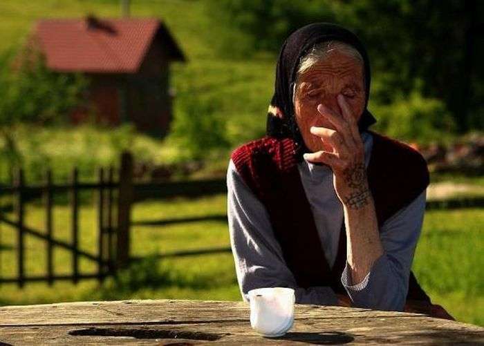 Хорватські бабусі з татуюваннями на руках (9 фото)