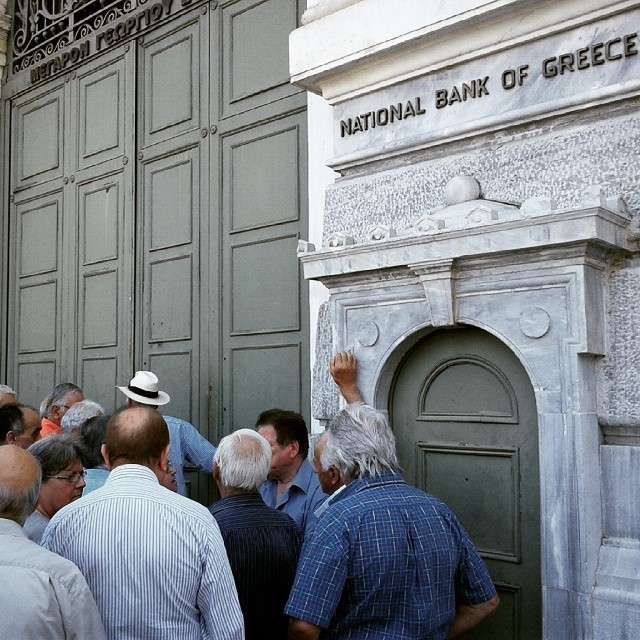 У Греції припинена робота банків (13 фото)