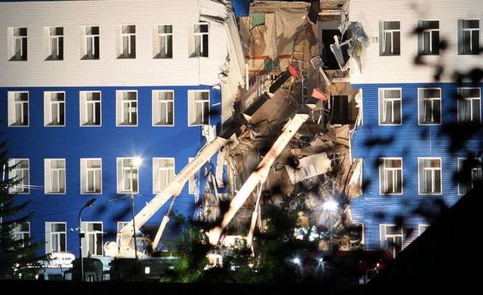 На околиці Омська обрушилася казарма ВДВ. 23 людини загинули, 19 поранені (8 фото)