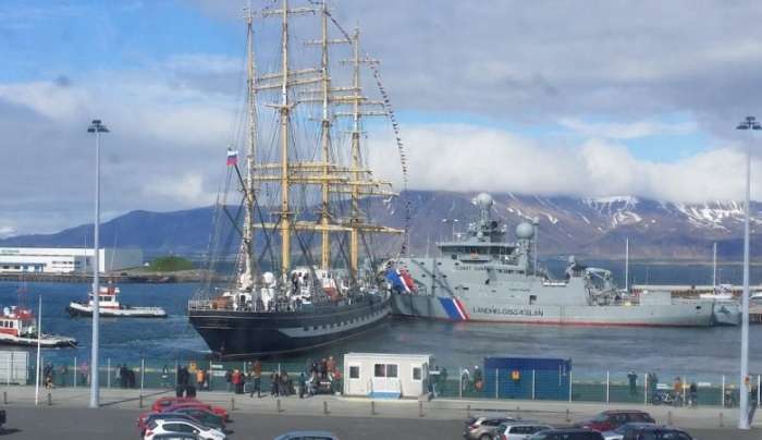 Російський парус «Крузенштерн» пошкодив два кораблі берегової охорони Ісландії (3 фото + відео)