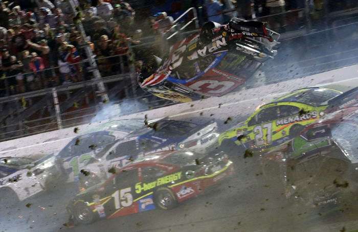 NASCAR Гонщик Остін Діллон потрапив у страшну аварію, відбувшись лише забоями (12 фото + відео)