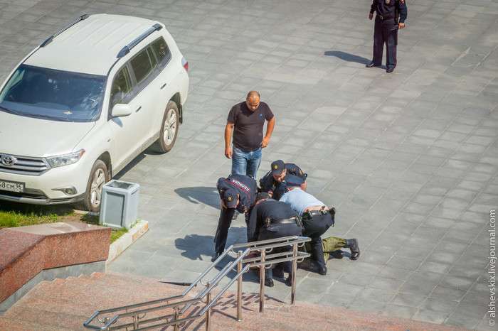 У Єкатеринбурзі людина з арматурою пошкодив машини біля будівлі законодавчих зборів (8 фото)