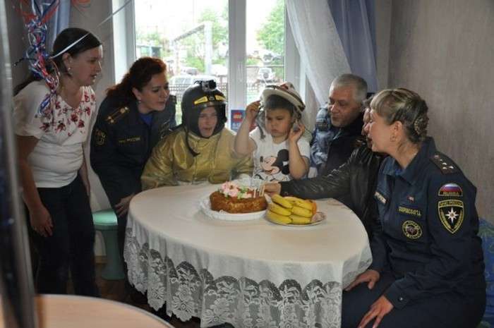 У Петропавловську-Камчатському пожежні привітали з Днем народження 7-річного хлопчика Льоню (9 фото)