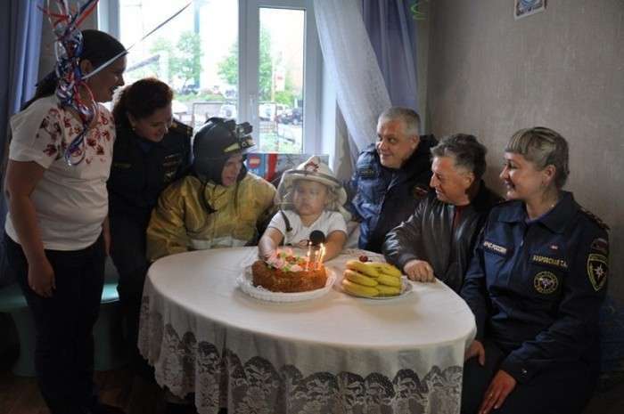 У Петропавловську-Камчатському пожежні привітали з Днем народження 7-річного хлопчика Льоню (9 фото)