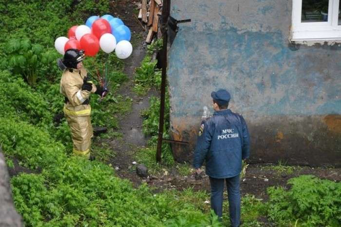 У Петропавловську-Камчатському пожежні привітали з Днем народження 7-річного хлопчика Льоню (9 фото)