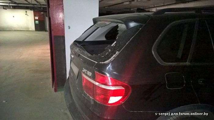 Ревнива дівчина помилково розбила чужий автомобіль (3 фото)