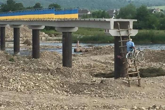 В Івано-Франківській області люди змушені експлуатувати недобудований міст (4 фото)