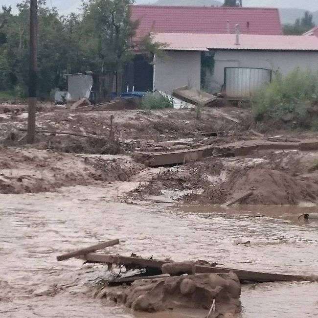 В Алмати ліквідують наслідки сходу селю (22 фото + 3 відео)