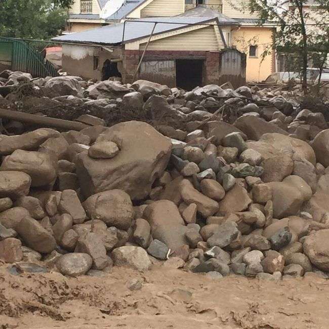 В Алмати ліквідують наслідки сходу селю (22 фото + 3 відео)