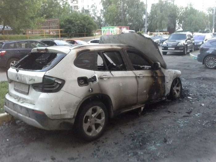 У Москві від рук невідомих осіб згорів кросовер BMW X1 (4 фото)