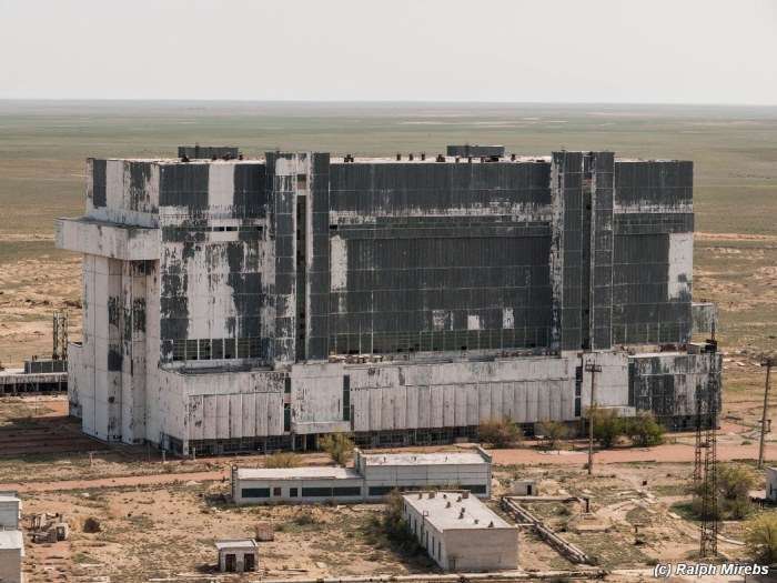 Занедбані радянські шатли на космодромі Байконур (29 фото)