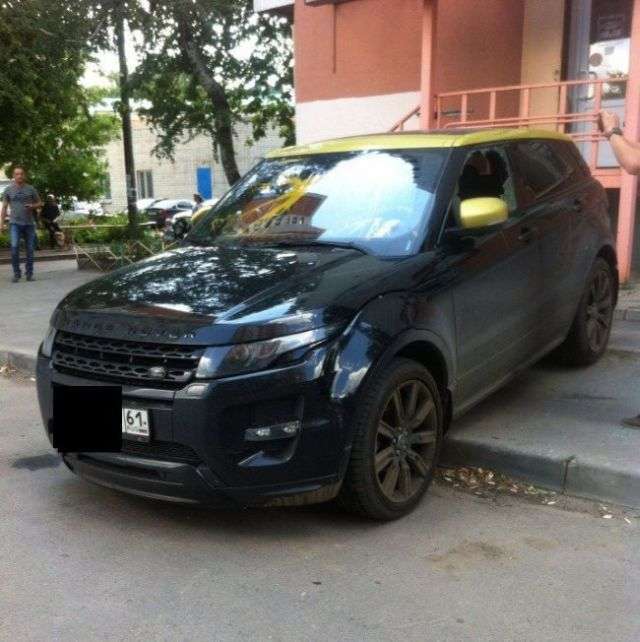 У Ростові-на-Дону зловмисники облили фарбою салон кросовера Range Rover Evoque (7 фото)