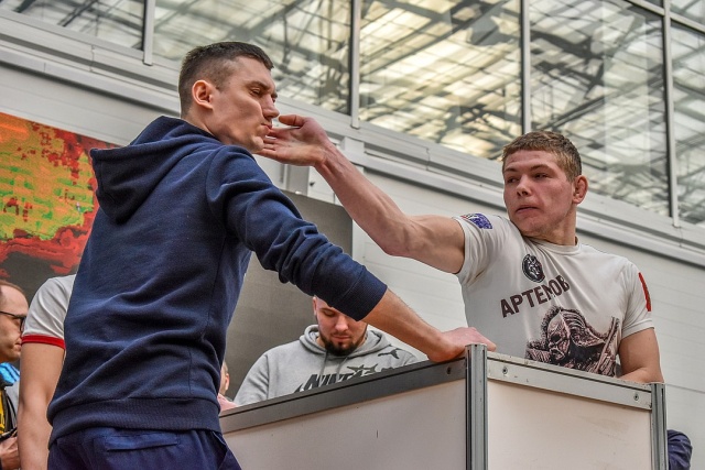 В Красноярске прошел первый чемпионат по мужским пощечинам Интересное