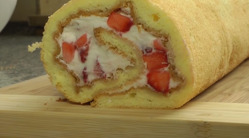 Как приготовить бисквитный рулет с клубникой Кулинария