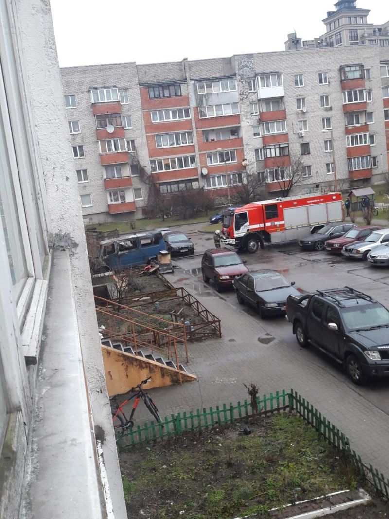 В Калининграде микроавтобус-камикадзе загорелся и впилился в подъезд МиР