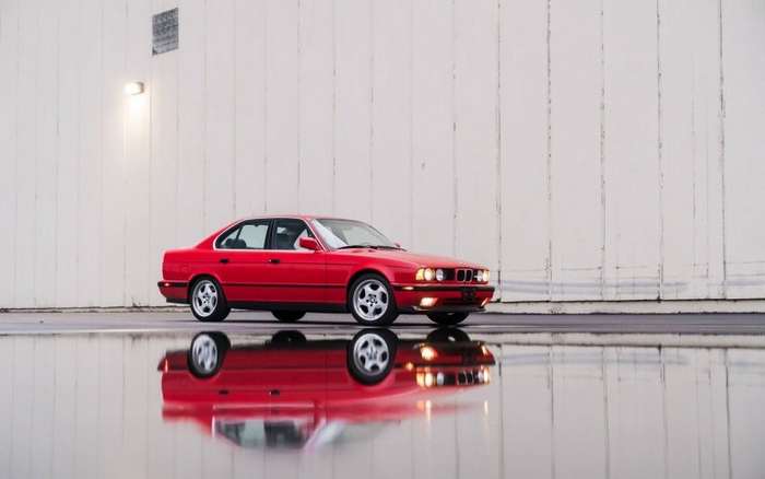 Ухоженный и недешевый BMW M5 1991 года красного цвета   авто