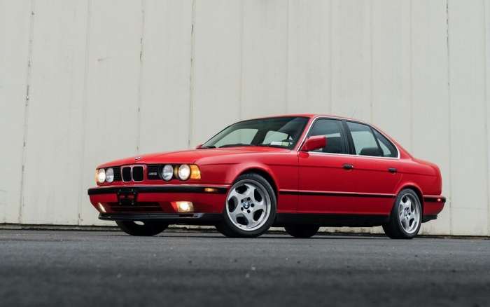 Ухоженный и недешевый BMW M5 1991 года красного цвета   авто
