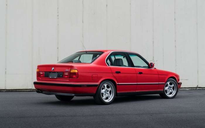 Ухоженный и недешевый BMW M5 1991 года красного цвета   авто