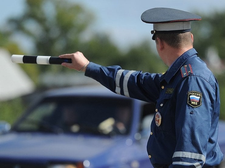 5 признаков, по которым чаще всего гаишники останавливают машины ГИБДД