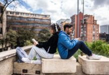 VanishingAct: Чому молоді люди менше займаються сексом