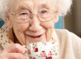 Thee versus koffie: nieuw onderzoek koppelt drankkeuze aan botgezondheid bij oudere vrouwen