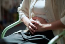 Les femmes souffrent de douleurs intestinales plus sévères : une nouvelle recherche révèle un lien hormonal