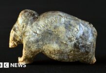 Наскельні гравюри кам’яного віку відсувають історію листа на 40 000 років тому.