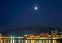 Юпітер і Місяць: Яскраве Поєднання в Нічному Небі