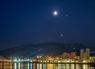 Jupiter en de maan: een helder paar aan de nachtelijke hemel