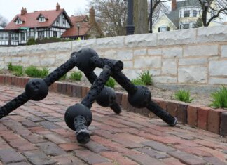 ИИ-Управляемые Роботы Развивают Устойчивость посредством Симулированной Эволюции